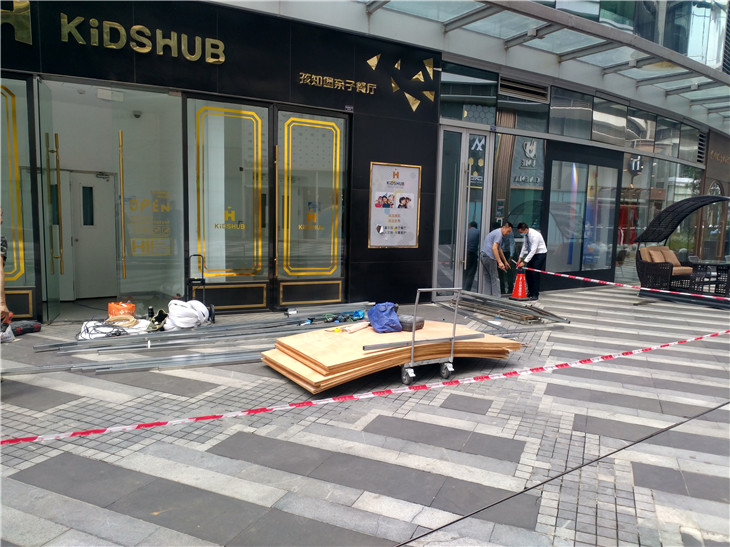 銀泰餐飲店打圍施工作業(yè)拆除清運先前工作！